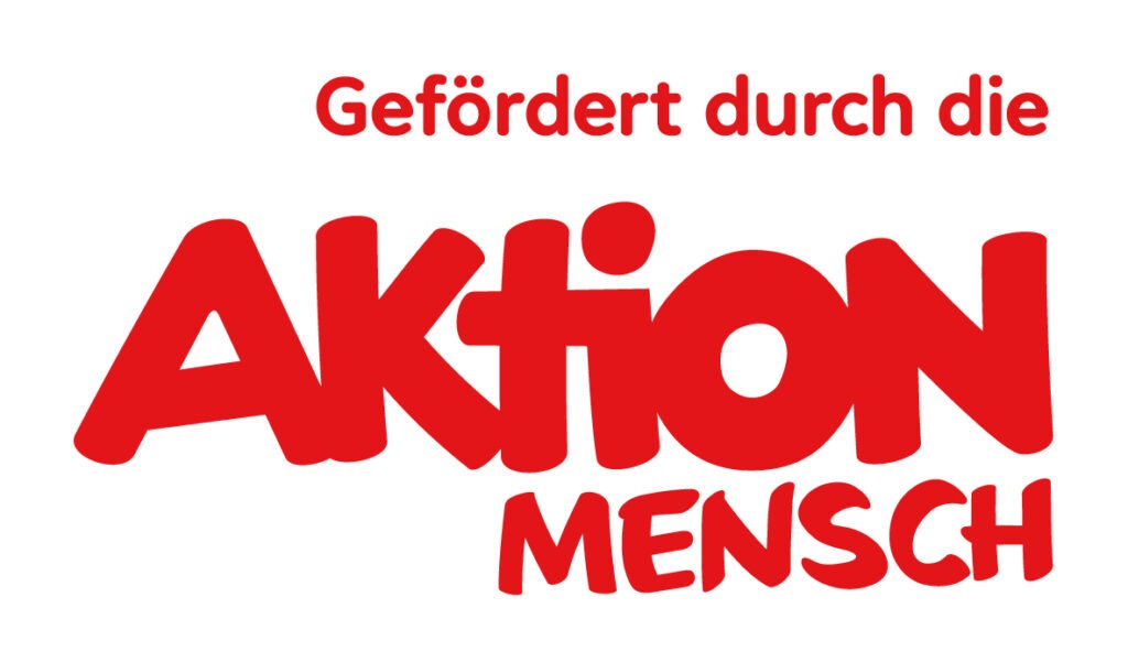 Förderlogo der Aktion Mensch. Dort steht in roter Schrift auf weißem Grund: "Gefördert durch die Aktion Mensch".