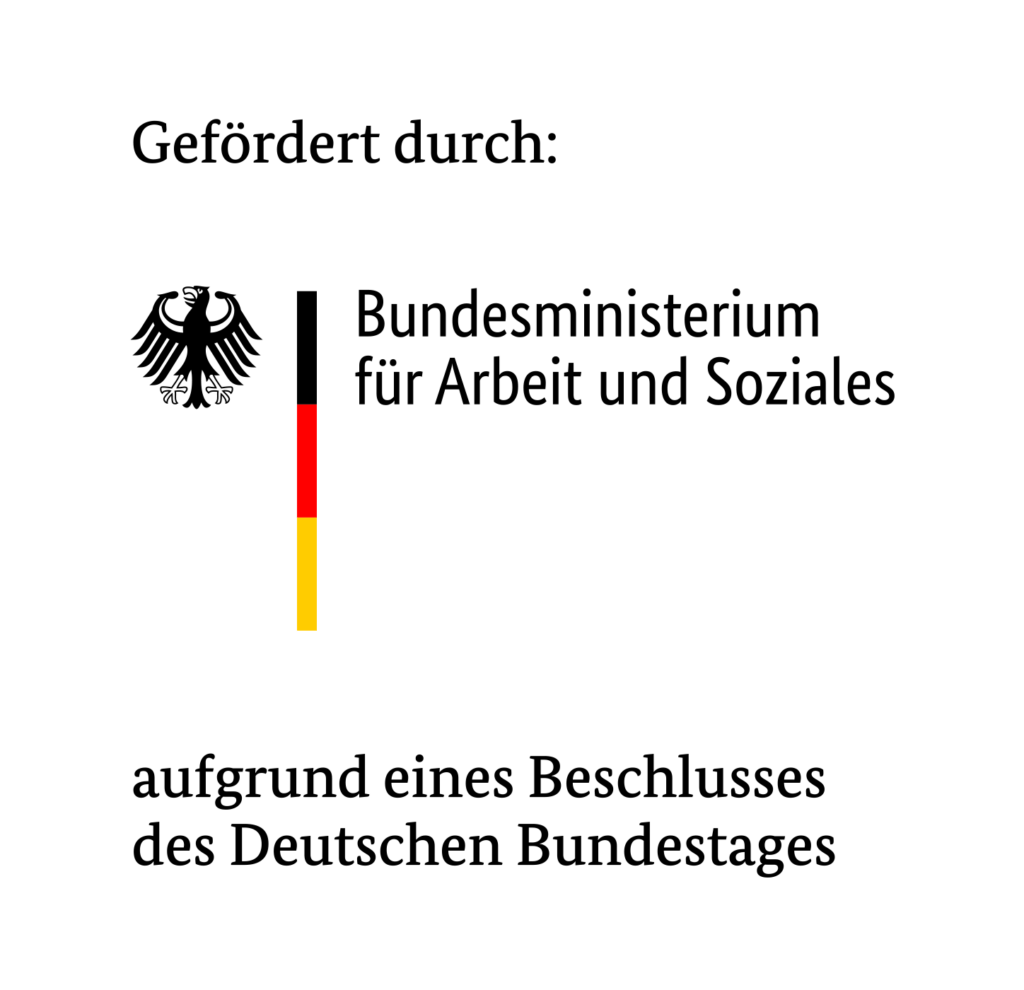 Förderlogo des Bundesministerium für Arbeit und Soziales. Oben steht: "Gefördert durch:". Darunter ist der Titel des Ministeriums. Links davon die Deutschlandfarben sowie der Bundesadler. Darunter steht der Zusatz: "aufgrund eines Beschlusses des Deutschen Bundestages".