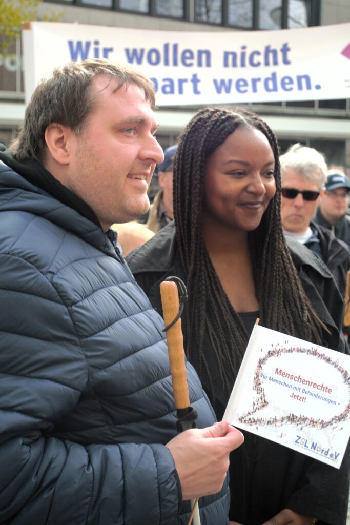 Sozialministerin Aminata Touré und ein Demonstrierender