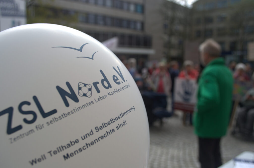 Im Vordergrund ein Luftballon des ZSL Nord. Dahinter verschwommen Menschen.